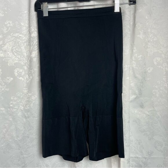 SPANXsculpt OnCore High Waist MidThigh Shorts - Picture 1 of 6